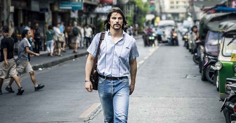 تحت تعقیب - پس‌زمینه