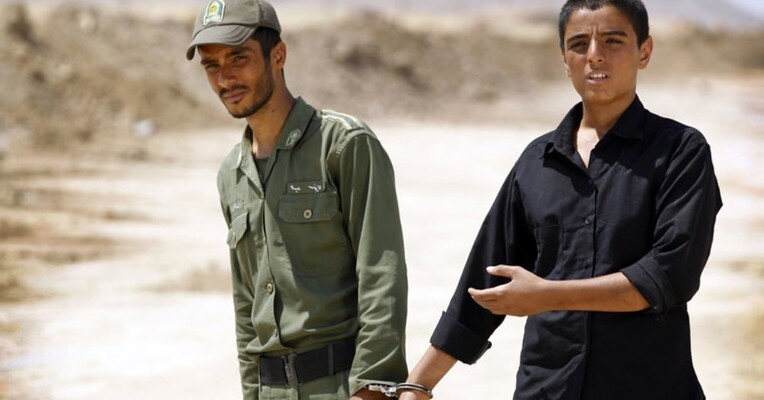 او خوب سنگ میزند - پس‌زمینه