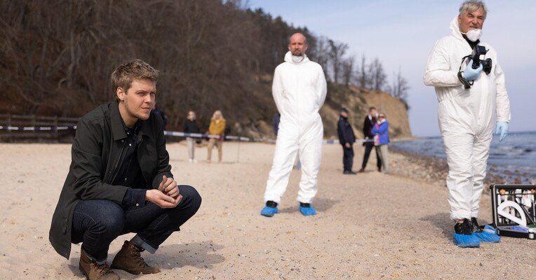 رنگ های شیطان: قرمز - پس‌زمینه