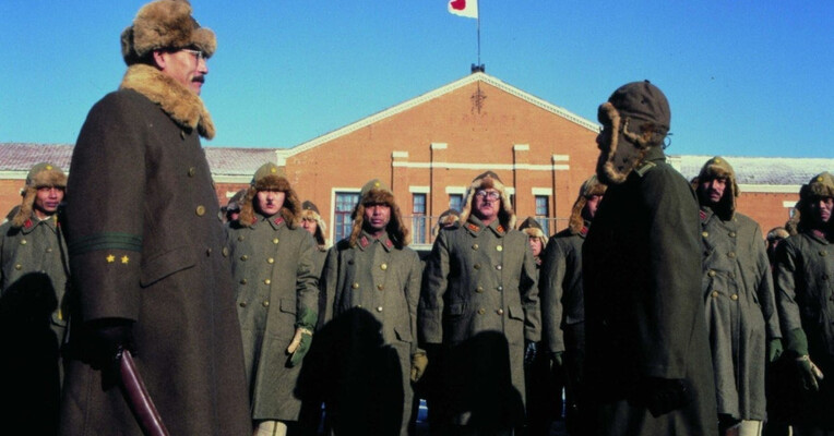 مردان پشت خورشید - پس‌زمینه