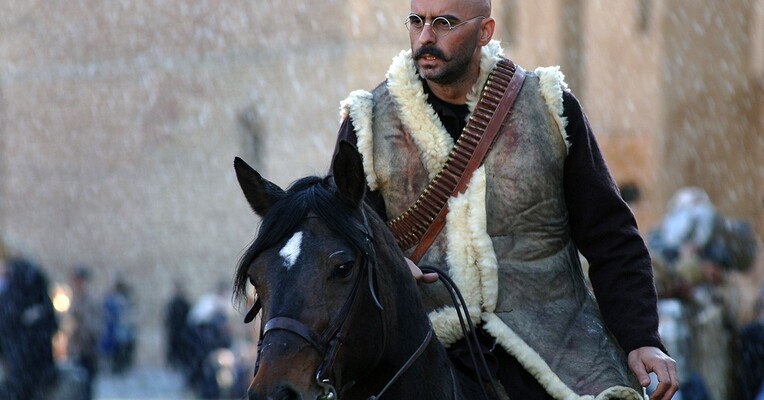 یتیم خانه ایران - پس‌زمینه