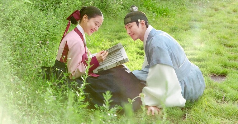 سرآستین قرمز - پس‌زمینه