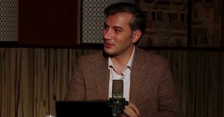 کافه نقد - پس‌زمینه