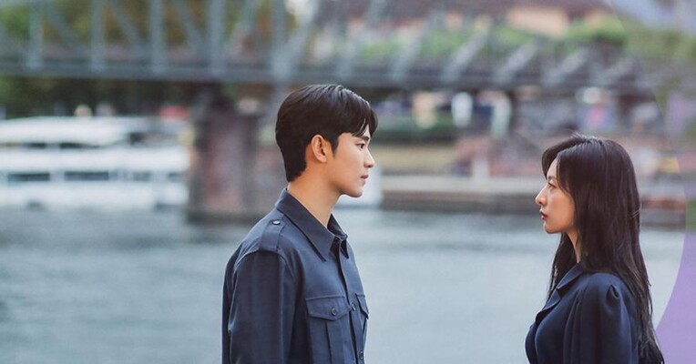 ملکه اشک - پس‌زمینه