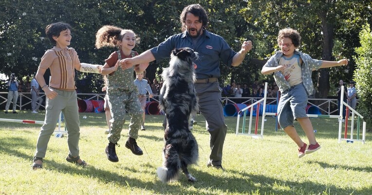 مربیان - پس‌زمینه