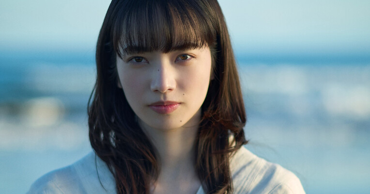 خروج 8 - پس‌زمینه