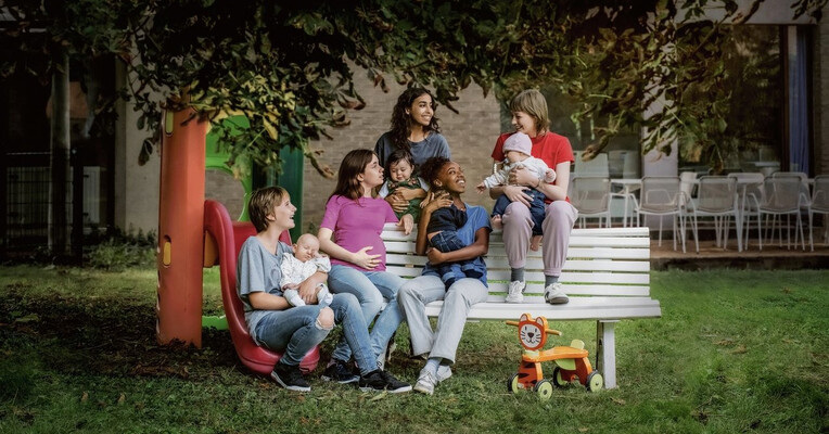 مادران جوان - پس‌زمینه