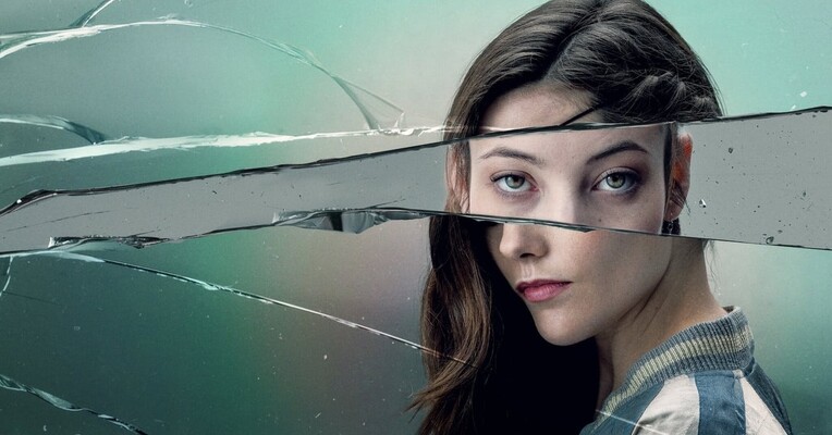 دختر در آینه - پس‌زمینه