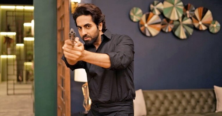 یک قهرمان اکشن - پس‌زمینه