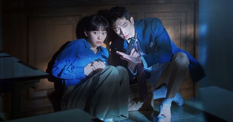 دبیرستان مخفی - پس‌زمینه