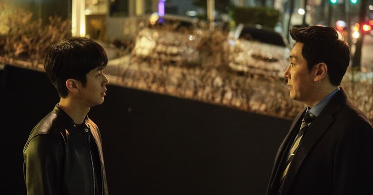 دودمان افسر پلیس - پس‌زمینه