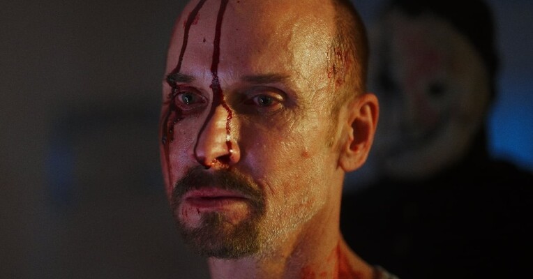 او هرگز ترک نکرد - پس‌زمینه