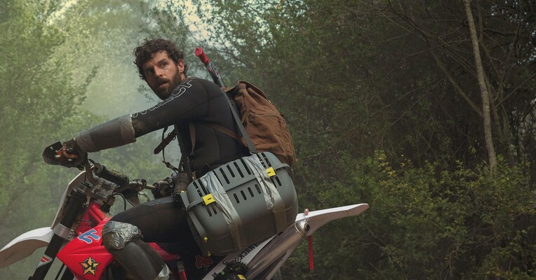 آخرالزمان زد شروع یک پایان - پس‌زمینه