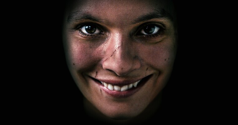 لبخند - پس‌زمینه