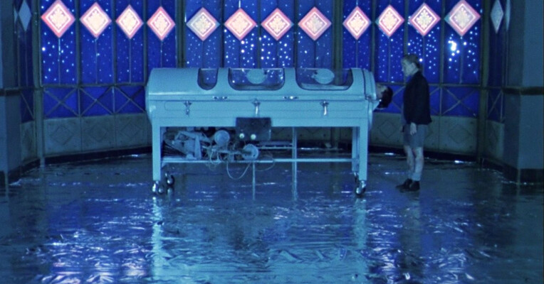 در یک قفسه شیشه ای - پس‌زمینه