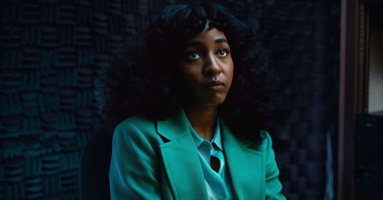 اپوس - پس‌زمینه