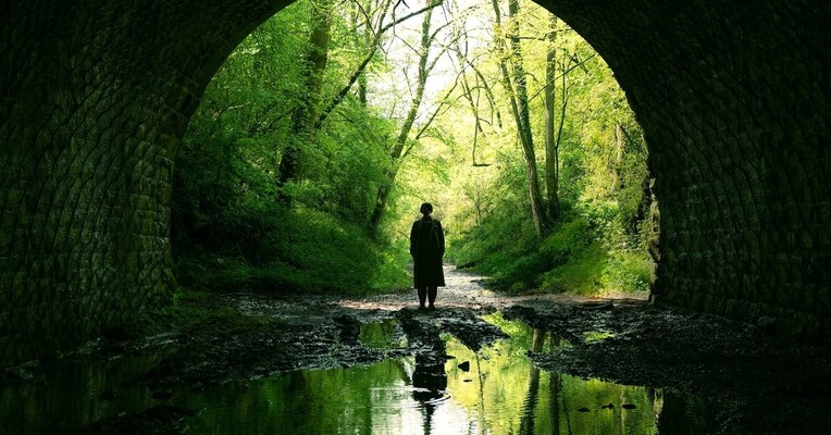 مردان - پس‌زمینه