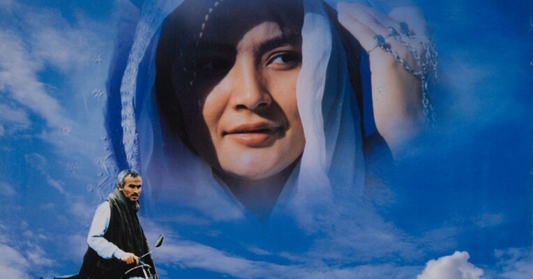 آخرین ملکه زمین - پس‌زمینه