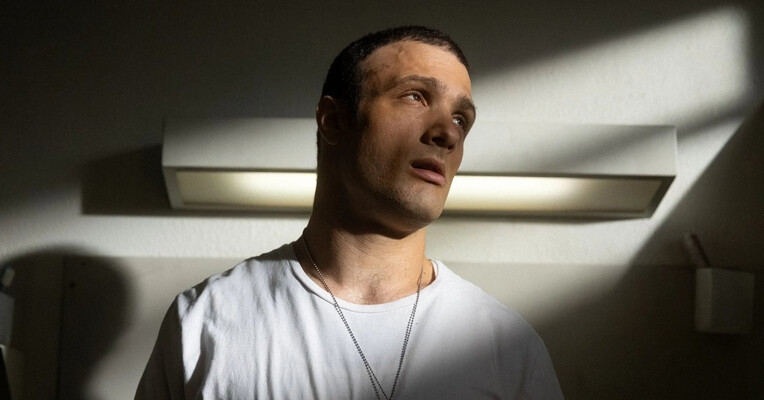 داخل - پس‌زمینه