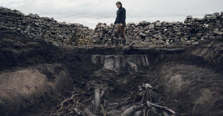 زمین بی حاصل - پس‌زمینه