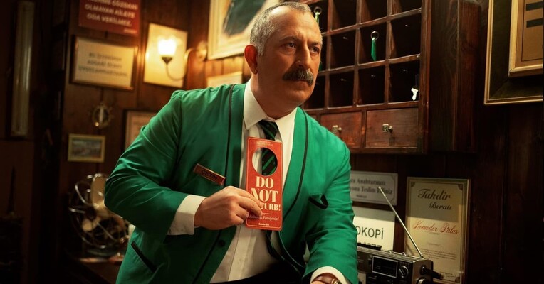 مزاحم نشوید - پس‌زمینه