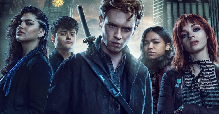 شوالیه های گاتهام - پس‌زمینه