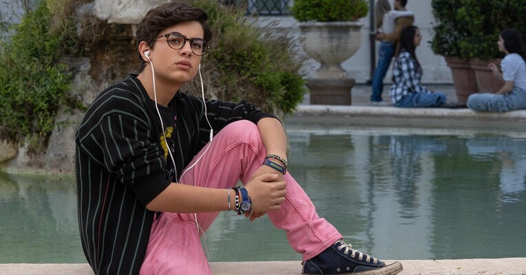 پسری با شلوار صورتی - پس‌زمینه