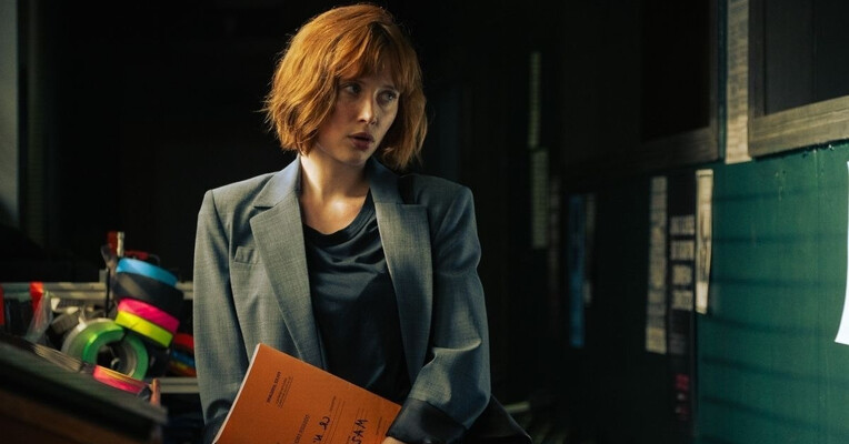 زیر یک آفتاب تاریک - پس‌زمینه