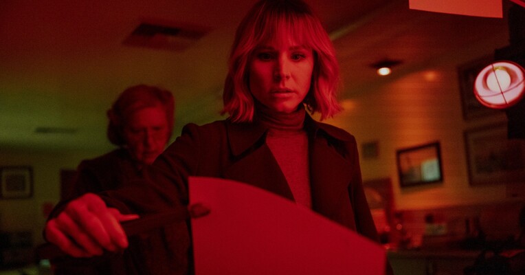 زن ساکن خانه آن سوی خیابان دختر پشت پنجره - پس‌زمینه