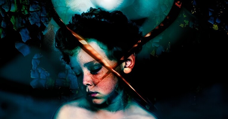 مارپیچ - پس‌زمینه