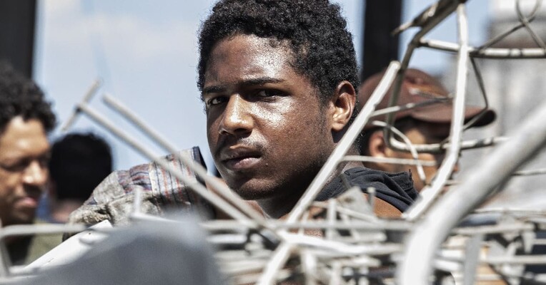 هفت زندانی - پس‌زمینه