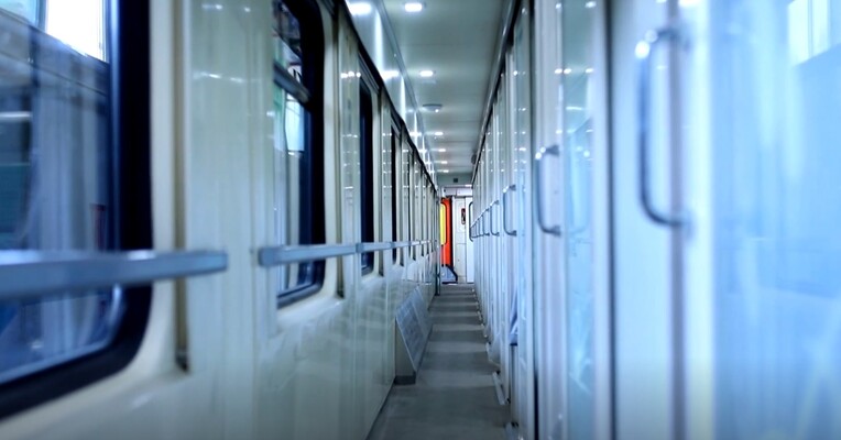 مرد ریلی - پس‌زمینه