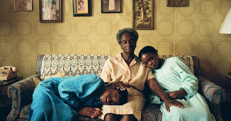 تمام جاده های خاکی طعم نمک می دهند - پس‌زمینه