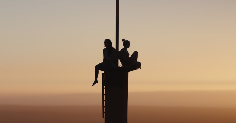 سقوط - پس‌زمینه