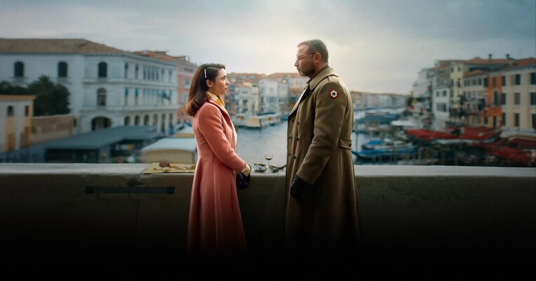 در امتداد رودخانه به سمت درخت‌ ها - پس‌زمینه