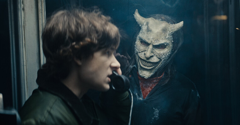 تلفن سیاه ۲ - پس‌زمینه