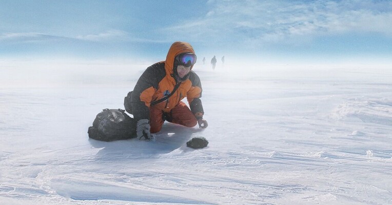 سنگ اسمانی - پس‌زمینه