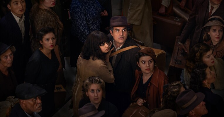 تمام نورهایی که نمی توانیم ببینیم - پس‌زمینه