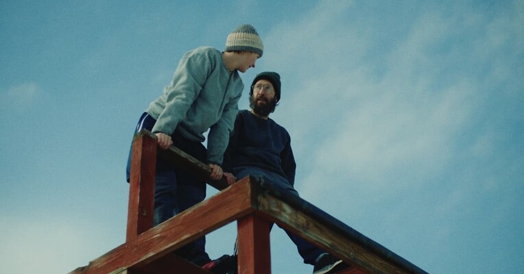 خوابیده در کف دست من - پس‌زمینه