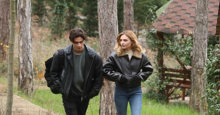 عشق فقط یک لحظه است - پس‌زمینه