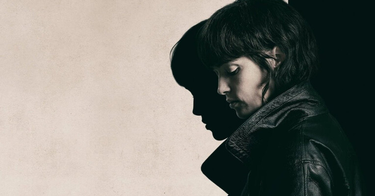 او در تاریکی قدم می‌زند - پس‌زمینه