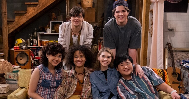 نمایش دهه نود - پس‌زمینه