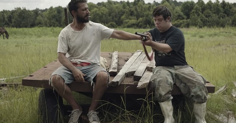 شاهین کره بادام زمینی - پس‌زمینه