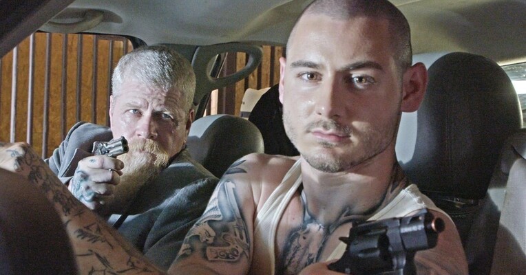 سنگ قرمز - پس‌زمینه