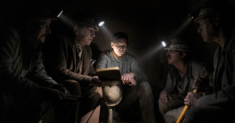 اعماق تاریک - پس‌زمینه