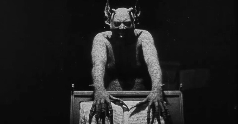 هکسان - پس‌زمینه