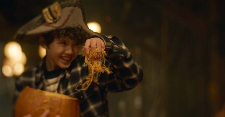 حکاکی نفرین شده - پس‌زمینه