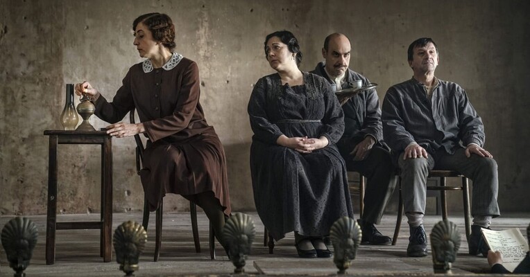 استرنجس - پس‌زمینه