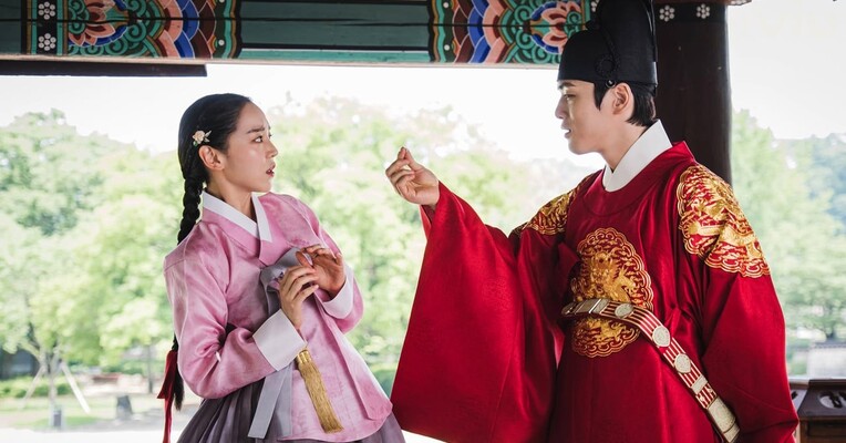 آقای ملکه - پس‌زمینه