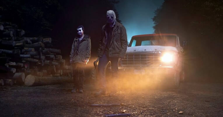 غریبه ها: فصل 1 - پس‌زمینه